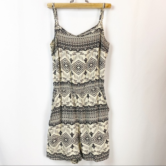 H&M Divided
Woman’s Size 4 Romper Shorts - Picture 2 of 7